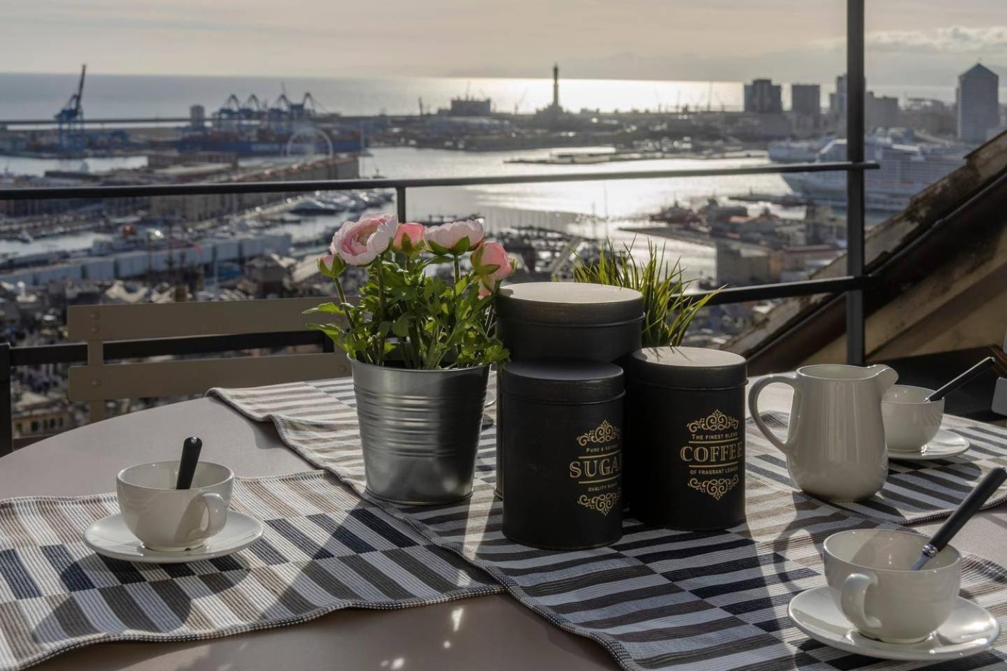 Appartamento Joivy Exclusive Flat For 8, With Stunning City And Seaview Genova