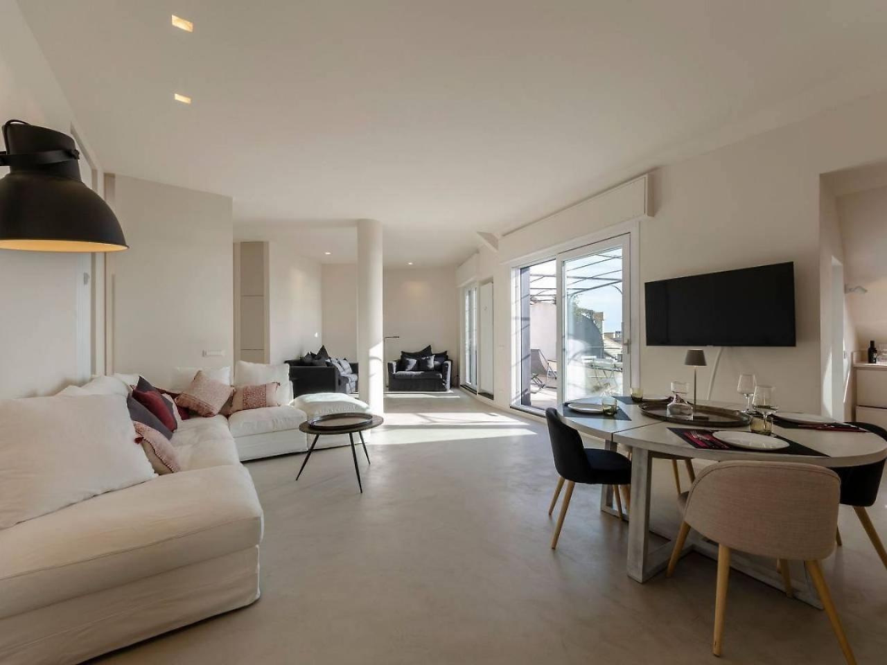 Joivy Exclusive Flat For 8, With Stunning City And Seaview